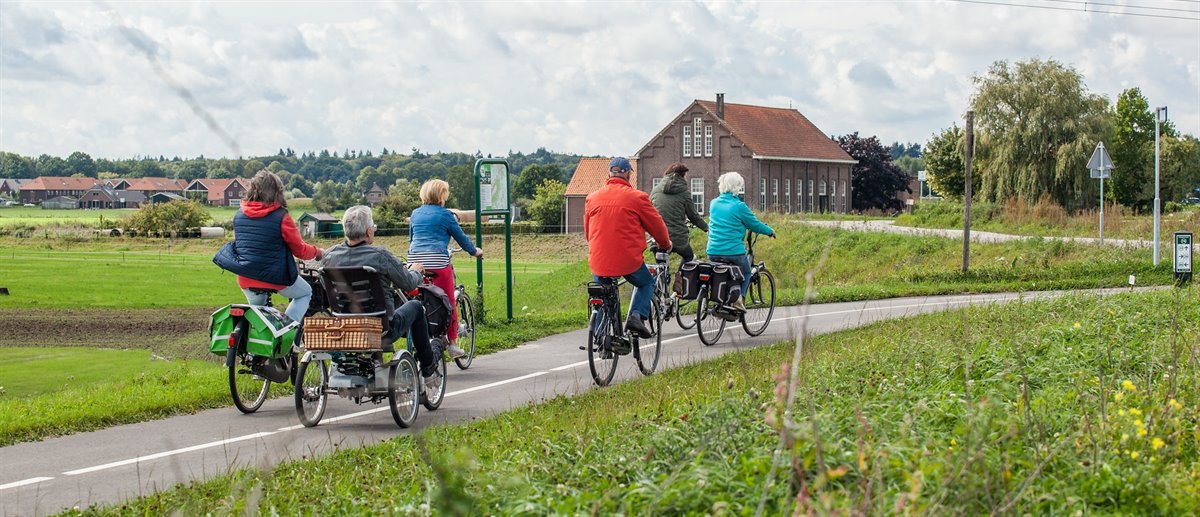 Fietsers bij gemaal Pouwel Bakhuis