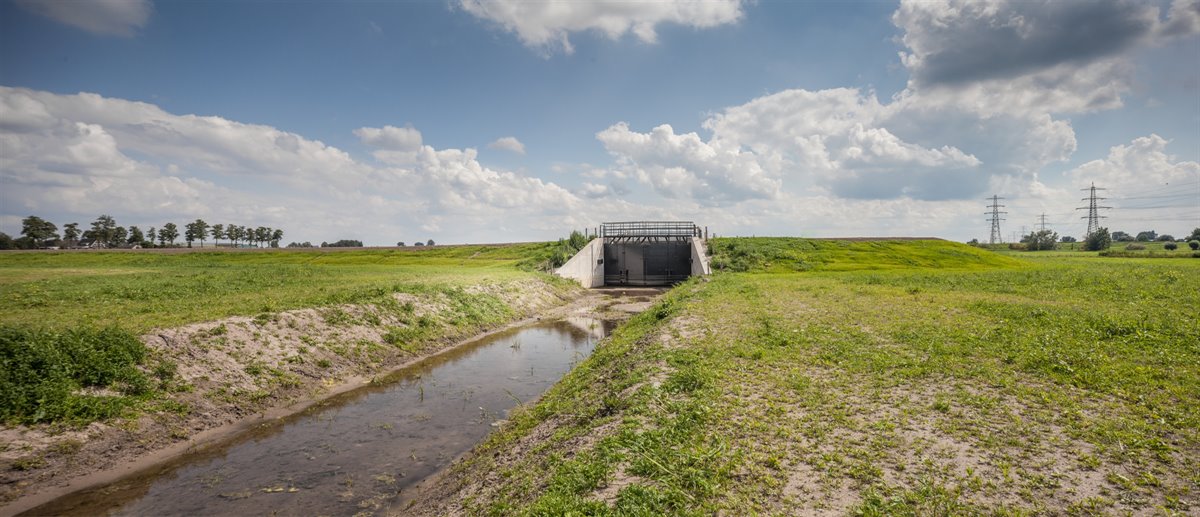 Uitwateringssluis in het noorden van het gebied