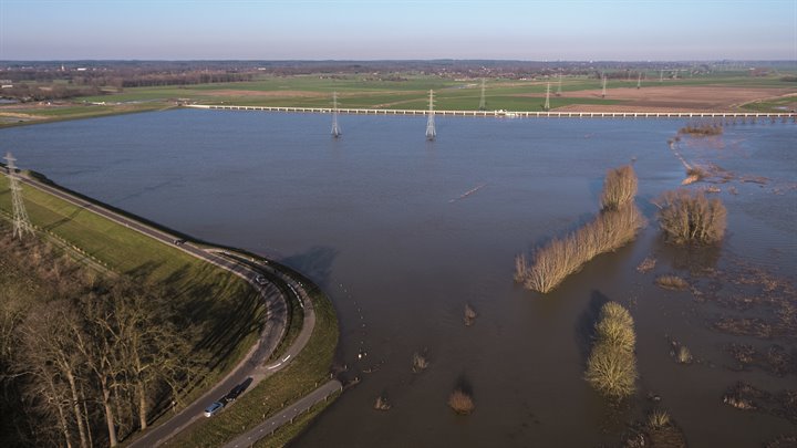 inlaat bij hoog water