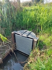 Stuwput uitgevoerd in kunststof met aluminium schotjes